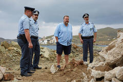 Stefano Fresi e Arrigo Benedetti in Kostas 1x01