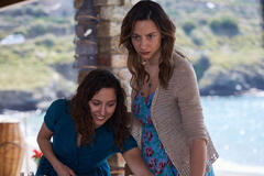 Blu Yoshimi e Francesca Inaudi in Kostas 1x01