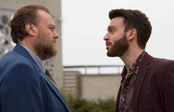 Stefano Fresi e Lorenzo Adorni in Kostas 1x02