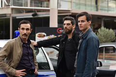 Marco Palvetti, Cisky Capizzi e Giulio Tropea in Kostas 1x02