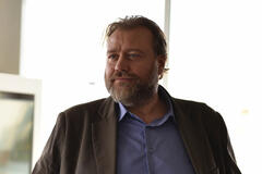 Stefano Fresi in Kostas 1x02