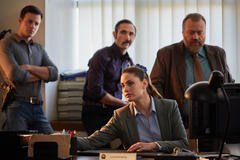 Maria Chiara Centorami, Giulio Tropea, Marco Palvetti e Stefano Fresi in Kostas 1x04