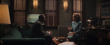 Wood Harris e Natalie Portman in La donna del lago 1x05