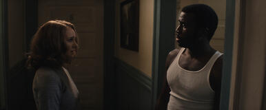 Natalie Portman e Y'lan Noel in La donna del lago 1x07