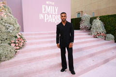 Lucien Laviscount attende la premiere della stagione 4 di Emily In Paris presso il The Egyptian Theater il 14 agosto 2024 in Los Angeles