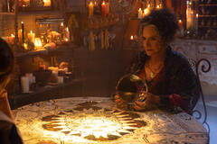 (S-D): Agatha Harkness (Kathryn Hahn) e Lilia Calderu (Patti LuPone) in Agatha All Along 1x02