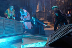 (S-D): Lilia Calderu (Patti LuPone), Jennifer Kale (Sasheer Zamata), Agatha Harkness (Kathryn Hahn), Mrs. Hart/Sharon Davis (Debra Jo Rupp), e Ali Ahn (Alice Wu-Gulliver) in Agatha All Along 1x02