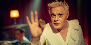 Suzy Eddie Izzard in KAOS 1x02 - Immagine dal set