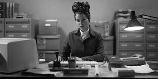 Debi Mazar in KAOS - Stagione 1 - Immagine dal set