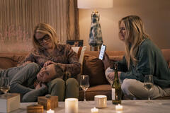 (S-D) Kristen Bell come Joanne, Stephanie Faracy come Lynn, Justine Lupe come Morgan in Nobody Wants This 1x03