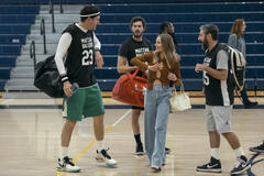 (S-D) Timothy Simons come Sasha, Adam Brody come Noah, Kristen Bell come Joanne, David Futernick come Max in Nobody Wants This 1x07