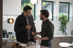 Timothy Simons come Sasha, Adam Brody come Noah in Nobody Wants This 1x08