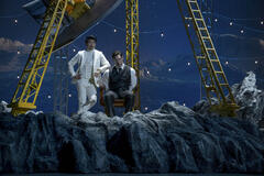 Louis (Simu Liu) e Noel (John Cena) in Jackpot! di Paul Feig