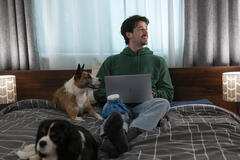 Essy come Chloe, Fancypants come Channing Tatum, e Grant Gustin come Max in Puppy Love