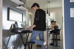 Grant Gustin come Max e Lucy Hale come Nicole in Puppy Love