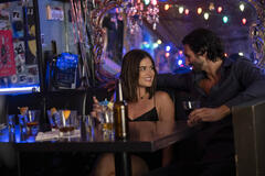 Lucy Hale come Nicole e Al Miro come Hunter in Puppy Love