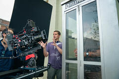 Regista Jeremy Saulnier sul set del film Rebel Ridge