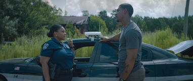 (S-D) Zsané Jhé come Ufficiale Jessica Sims e Aaron Pierre come Terry Richmond in Rebel Ridge