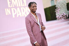 Samuel Arnold attende la premiere della stagione 4 di Emily In Paris presso il The Egyptian Theater il 14 agosto 2024 in Los Angeles