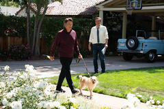Jason Segel e Ted McGinley in Shrinking 1x01