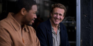 Jason Segel e Luke Tennie in Shrinking 1x01