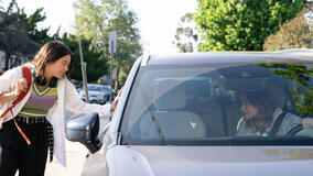 Christa Miller e Lukita Maxwell in Shrinking 1x02