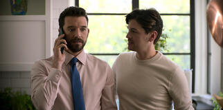 Michael Urie e Devin Kawaoka in Shrinking 1x02