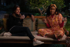 Christa Miller e Jessica Williams in Shrinking 1x04