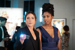 Christa Miller e Jessica Williams in Shrinking 1x08