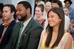 Luke Tennie e Lukita Maxwell in Shrinking 1x10