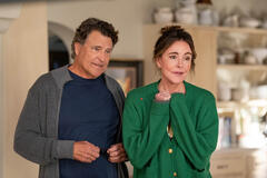 Ted McGinley e Christa Miller in Shrinking 2x02