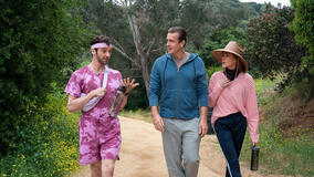 Michael Urie, Jason Segel e Christa Miller in Shrinking 2x09