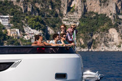 Kyshan Wilson come Nathalie, Davide Calgaro come Furio, Ludovica Martino come Camilla, Lorenzo Zurzolo come Vincenzo, Nicolas Maupas come Hans in Sotto Il Sole Di Amalfi