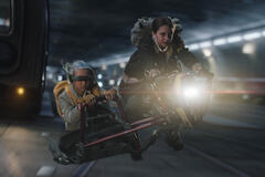 (S-D): KB (Kyriana Kratter) e Fern (Ryan Kiera Armstrong) su hoverbikes in Star Wars: Skeleton Crew di Lucasfilm
