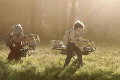 (S-D): Neel (Robert Timothy Smith) e Wim (Ravi Cabot-Conyers) con hoverbikes in Star Wars: Skeleton Crew di Lucasfilm