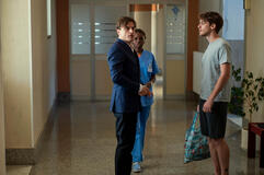 (S-D) Alessandro Averone come Ludovico, Flaure B.B. Kabore come Alessia, Federico Cesari come Daniele in Tutto Chiede Salvezza 1x03