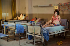 (S-D) Andrea Pennacchi come Mario, Alessandro Pacioni come Alessandro, Vincenzo Crea come Gianluca in Tutto Chiede Salvezza 1x03