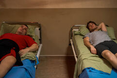 (S-D) Lorenzo Renzi come Giorgio, Federico Cesari come Daniele in Tutto Chiede Salvezza 1x04