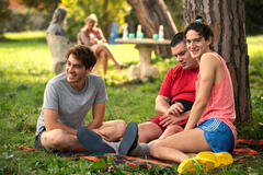 (S-D) Federico Cesari come Daniele, Lorenzo Renzi come Giorgio, Vincenzo Crea come Gianluca in Tutto Chiede Salvezza 1x04