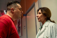 (S-D) Lorenzo Renzi come Giorgio, Raffaella Lebboroni come Cimaroli in Tutto Chiede Salvezza 1x06