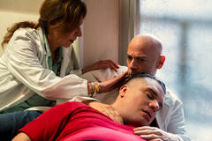 (S-D) Raffaella Lebboroni come Cimaroli, Filippo Nigro come Mancino, Lorenzo Renzi come Giorgio in Tutto Chiede Salvezza 1x06