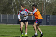 Phil Dunster e Brett Goldstein in Ted Lasso 1x03