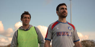 Phil Dunster e Brett Goldstein in Ted Lasso 1x03