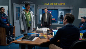 Nick Mohammed, Sarah Niles, Jeremy Swift, Jason Sudeikis e Brendan Hunt in Ted Lasso 2x01