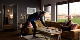 Jason Sudeikis e Hannah Waddingham in Ted Lasso 2x01