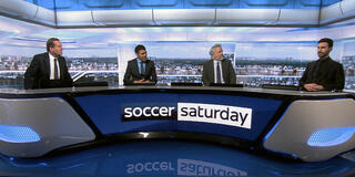 Jeff Stelling, Chris Kamara, Bill Fellows e Brett Goldstein in Ted Lasso 2x02