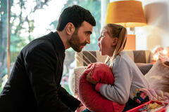 Brett Goldstein e Elodie Blomfield in Ted Lasso 2x04