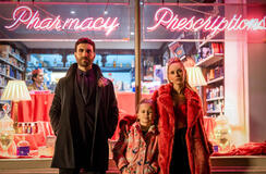 Brett Goldstein, Elodie Blomfield e Juno Temple in Ted Lasso 2x04