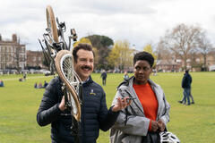Jason Sudeikis e Sarah Niles in Ted Lasso 2x08