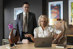 Jeremy Swift e Hannah Waddingham in Ted Lasso 3x01